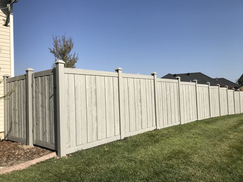 Simtek fencing in Sherwood style installed in Eagle Mountain, UT